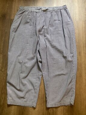 C.D. Daniels Black & White Finely Checkered Seersucker Capris 2X